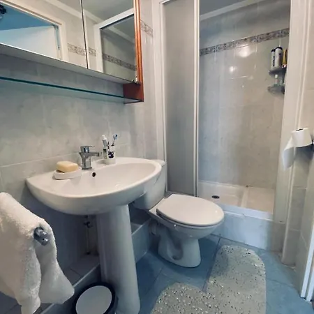 Pretty Flat 2mn From Beach